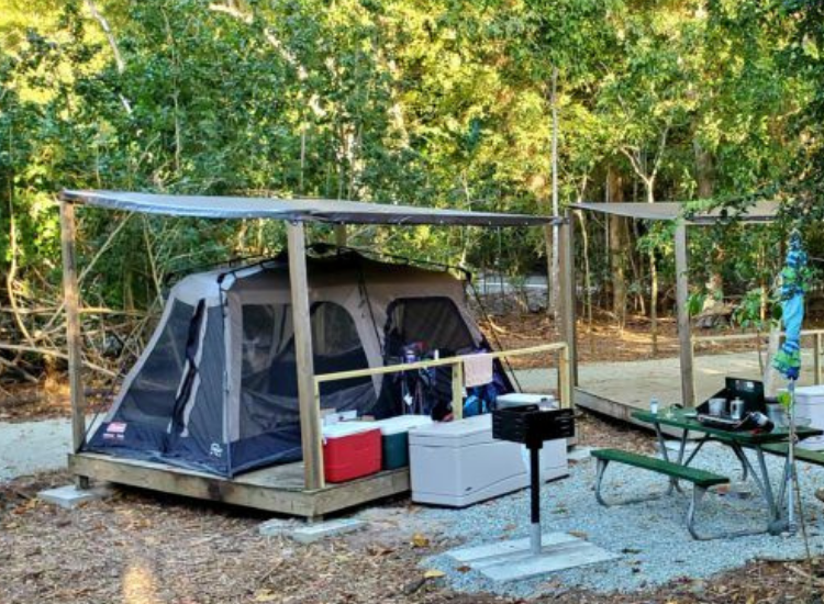 Du khách cắm trại và picnic trên đảo St John Singapore trong không gian yên tĩnh